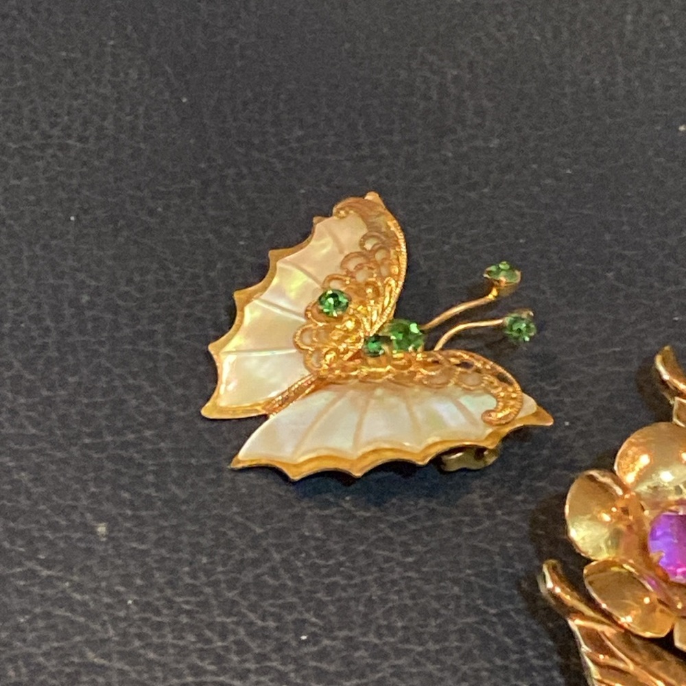 3 vntg pins: 1 Coro flowers; 1 butterfly w mop wings; 1 trembler butterfly. - Picture 4 of 9